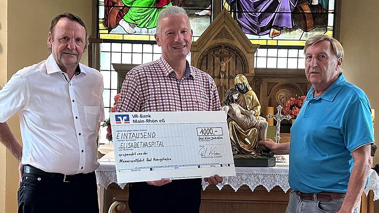 1000 Euro spendeten die Vierzehnheiligenwallfahrer für die Instandsetzung einer historischen Pieta im Elisabethaspital Bad Königshofen: Wallfahrtsführer Kilian Weigand (Mitte) übergab den symbolischen Scheck an den ersten Vorsitzenden des Vereins für Heimatgeschichte, Kreiskulturreferent Hanns Friedrich (rechts), sowie dessen Stellvertreter Kreisheimat- und Archivpfleger Reinhold Albert.&nbsp;