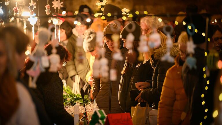 Kinderchor, Nikolaus, Drehorgel, weißer Glühwein und jede Menge andere Attraktionen lockten im letzten Jahr viele Gäste in den kleinen Ort am Rand des Landkreises Bad Kissingen. Kinderchor, Nikolaus, Drehorgel, weißer Glühwein und jede Menge andere Attraktionen lockten im letzten Jahr viele Gäste in den kleinen Ort am Rand des Landkreises Bad Kissingen.