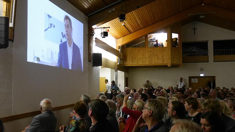 Gruß vom Landesvater: Ministerpräsident Markus Söder meldete sich per Videobotschaft&nbsp;beim Auftakt zum 3. Volkstheaterfestival Wurzelwerk in der Robert-Seemann-Halle.