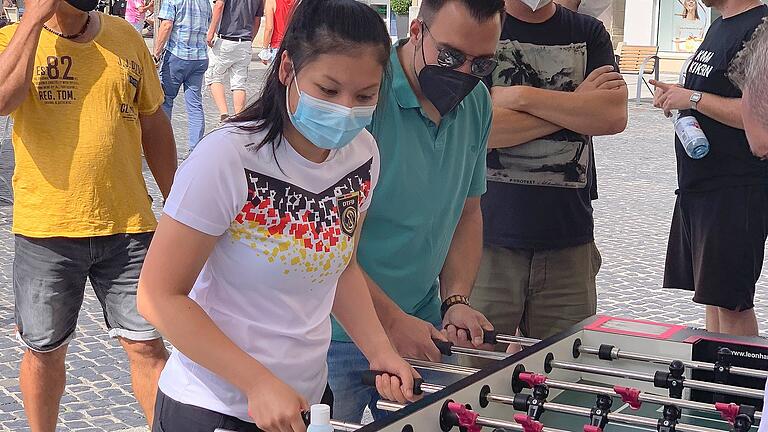 Bürgermeister Michael Werner auf der Siegerstraße. Er wusste gleich, mit wem er ein Doppel spielen wollte. An der Seite der Weltmeisterin Linh Tran wurde jeder Gegner geschlagen. Bürgermeister Michael Werner auf der Siegerstraße. Er wusste gleich, mit wem er ein Doppel spielen wollte. An der Seite der Weltmeisterin Linh Tran wurde jeder Gegner geschlagen.