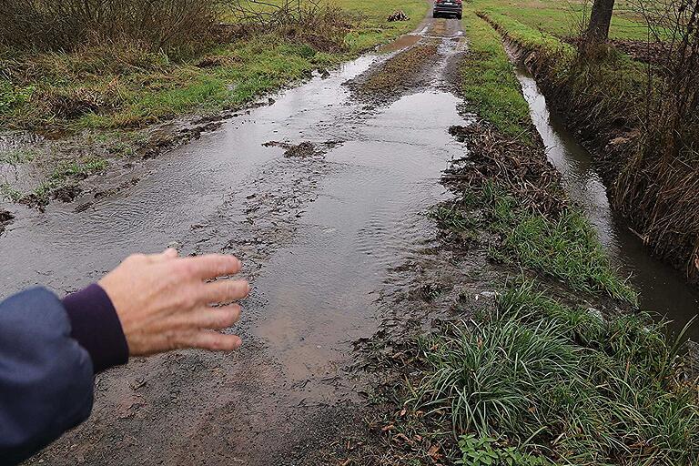 Selbst der Feldweg zwischen Staatstraße 2278 und dem Vorbacher Weg war am 19. November überflutet. Selbst der Feldweg zwischen Staatstraße 2278 und dem Vorbacher Weg war am 19. November überflutet.