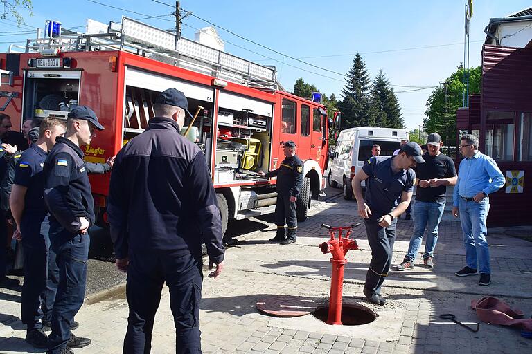 Uffenheimer Feuerwehrler weißen ihre ukrainischen Kollegen in das neue Fahrzeug ein. Auch Bürgermeister Wolfgang Lampe (rechts) ist dabei.