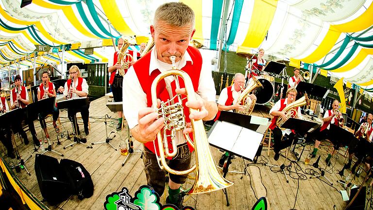 Wie hier im Jahr 2014 standen die Waldzeller Musikanten über Jahrzehnte an einem Nachmittag der Spessartfestwoche auf der Bühne. Heuer jedoch fehlen sie im Programm, ebenso wie die Kapellen aus Frammersbach und Hausen.