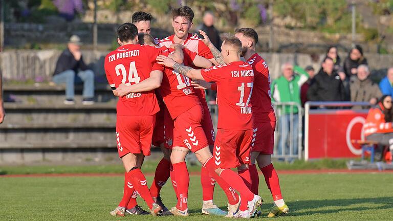 Steffen Behr wird von seinen Mitspielern geherzt. Der Defensivspieler des TSV Aubstadt erzielte beim Auswärtssieg in Eichstätt den 1:0-Führungstreffer kurz vor der Pause. Steffen Behr wird von seinen Mitspielern geherzt. Der Defensivspieler des TSV Aubstadt erzielte beim Auswärtssieg in Eichstätt den 1:0-Führungstreffer kurz vor der Pause. 