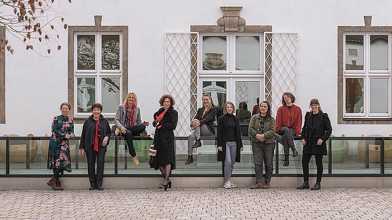 Die Künstlerinnen der 6. Triennale für zeitgenössische Kunst in der Kunsthalle Schweinfurt (von links): Stefanie Pöllot, Heidrun Schimmel, Ursula Jüngst, Birgit Ramsauer, Stefanie Brehm, Julia Tiefenbach, Fatma Güdü, Lisa Wölfel und Barbara Nägle.