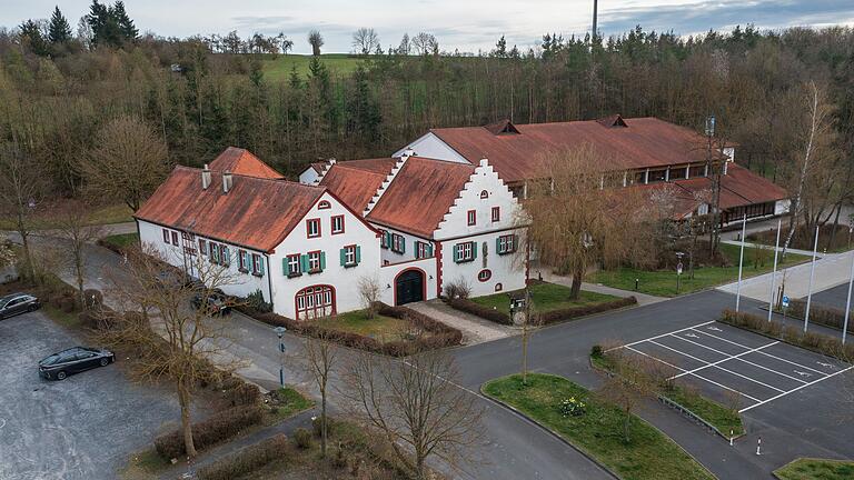 Die Weiße Mühle in Estenfeld (Archivfoto). Der linke Gebäudeteil ist im April dieses Jahres ausgebrannt, der gastronomische Teil rechts ist zur Verpachtung ausgeschrieben.&nbsp;