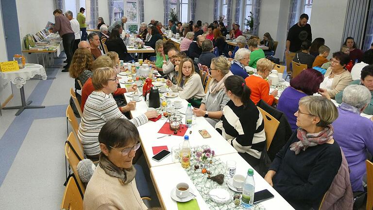 Großen Anklang fanden Kaffee und Kuchen, aber auch die Buchausstellung der Katholischen Öffentlichen Büchereiarbeit Unterspiesheim. Leserinnen und Leser hatten die Kuchen- und Tortentafel reich gedeckt, am linken Rand sieht man einen Ausschnitt der Buchausstellung.