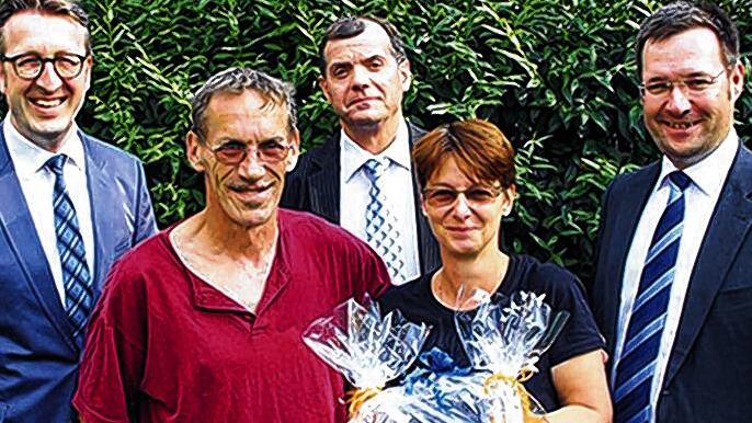Glückstreffer: Genobank-Vorstand Markus Merz (links), Kundenberater Reinhold Kunzmann (Mitte) und Genobank-Vorstand Tobias Herzog (rechts) gratulierten Eva und Peter Mack zum Gewinn ihres Porsche Boxster.