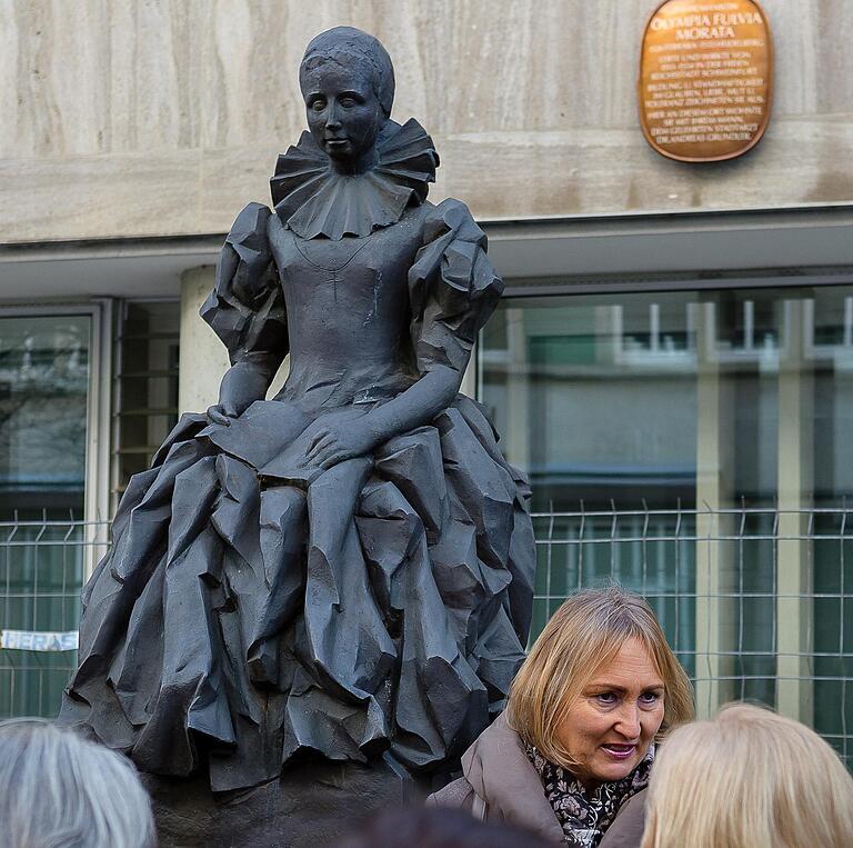 Ende der 1990er Jahre weihte die Gesellschaft Harmonie das von ihr gestiftete Denkmal für Olympia Fulvia Morata in der Brückenstraße ein.