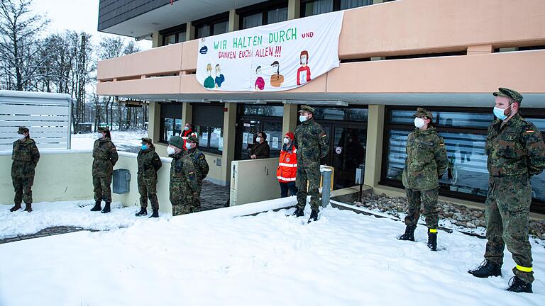 Nach einem Corona-Ausbruch im St. Josefs-Stift in Eisingen unterstützt unter anderem die Bundeswehr bei der Aufrechterhaltung des Betriebs. Auf einem Transparent wird allen Helfern gedankt.