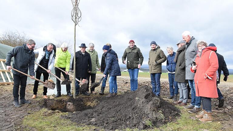 Staatsminister Thorsten Glauber und BN-Vorsitzender Richard Mergner (Zweiter und Dritter von links) begleiteten den Auftakt einer Pflanzaktion, bei der 3500 Bäume an markanten Standorten im Landkreis gesetzt werden sollen.