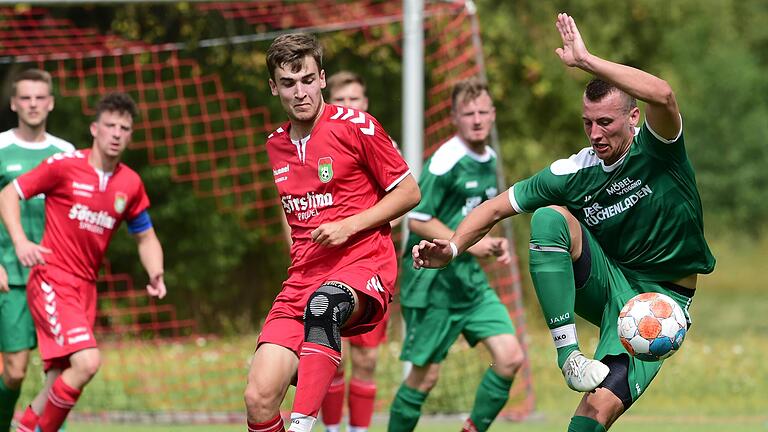 Voller Einsatz mit Händen und Füßen: Janek Hartmann (rechts, links Bischofsheims Roman Groß) erzielte die 2:1-Führung für den FC Eibstadt und machte den Weg zum Sieg des Tabellenführers frei.