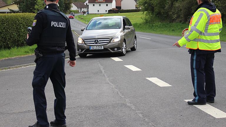 Auch PKW-Fahrer kontrollieren die Polizisten aus Bayern und aus Hessen in Motten.       -  Auch PKW-Fahrer kontrollieren die Polizisten aus Bayern und aus Hessen in Motten.