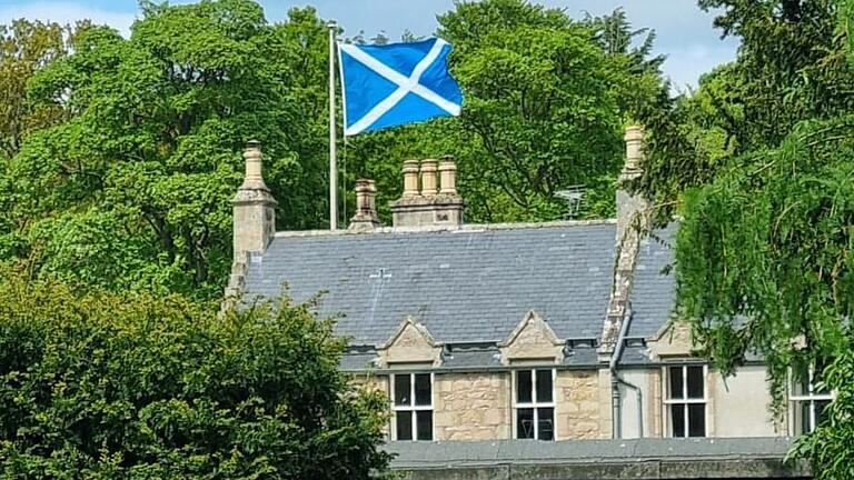 Als Schottland die Qualifkation für die Fußball-EM geschafft hatte, wehten überall schottische Fahnen.