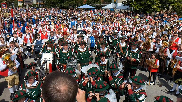 Über 500 Musikerinnen und Musiker nahmen am Festzug mit Gemeinschaftschor in Großbardorf teil.