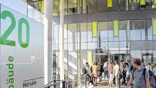 Erster Bewährungstag für die neue FH - (how) Die Fachhochschule (FH) Würzburg-Schweinfurt verzeichnet mit 8600 Studierenden, darunter 2500 Erstsemester, zum Start des Wintersemesters einen Rekord. Rund 5500 studieren in Würzburg, wo zum Start am Dienstag das neue FH-Gebäude am Sanderheinrichsleitenweg im Blickpunkt stand. Dieses ist für 900 Studierende der Fachrichtungen Gestaltung und Wirtschaftsinformatik eingerichtet. Wegen der Sanierung des WiSo-Gebäudes in der Münzstraße muss es zudem für ein Jahr weitere 2500 Studenten aufnehmen. FH-Präsident Heribert Weber hofft, dass der schöne 33-Millionen teure Bau „auch funktioniert, wenn er voll ist“. Erster Bewährungstag für die neue FH - (how) Die Fachhochschule (FH) Würzburg-Schweinfurt verzeichnet mit 8600 Studierenden, darunter 2500 Erstsemester, zum Start des Wintersemesters einen Rekord. Rund 5500 studieren in Würzburg, wo zum Start am Dienstag das neue FH-Gebäude am Sanderheinrichsleitenweg im Blickpunkt stand. Dieses ist für 900 Studierende der Fachrichtungen Gestaltung und Wirtschaftsinformatik eingerichtet. Wegen der Sanierung des WiSo-Gebäudes in der Münzstraße muss es zudem für ein Jahr weitere 2500 Studenten aufnehmen. FH-Präsident Heribert Weber hofft, dass der schöne 33-Millionen teure Bau „auch funktioniert, wenn er voll ist“.
