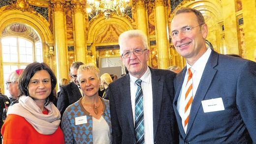 Kleiner Plausch mit dem Hausherrn: Am Rande des Neujahrsempfangs der Landesregierung in Stuttgart trafen Dr. Zita Funkenhauser (links) und Matthias Behr (rechts) Ministerpräsident Winfried Kretschmann sowie die Sprecherin der Fraktion der Grünen für Entwicklung Politik und Sport, Petra Häffner (zweite von links). Kleiner Plausch mit dem Hausherrn: Am Rande des Neujahrsempfangs der Landesregierung in Stuttgart trafen Dr. Zita Funkenhauser (links) und Matthias Behr (rechts) Ministerpräsident Winfried Kretschmann sowie die Sprecherin der Fraktion der Grünen für Entwicklung Politik und Sport, Petra Häffner (zweite von links).