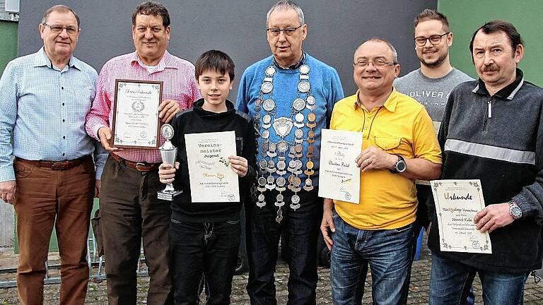 Der Vorsitzende des Schwarzacher Sportangelvereins Walter Link (links) zeichnete (von links) Günter Schellhorn (Ehrenmitglied), Marvin Götz (Vereinsmeister Jugend), Bernhard Vollhals (Anglerkönig), Claudius Feidel (Sieger Jahreseröffnungsangeln), Florian Wandelt (Vereinsmeister) und Heinrich Kuhn (25 Jahre Mitglied) aus. Der Vorsitzende des Schwarzacher Sportangelvereins Walter Link (links) zeichnete (von links) Günter Schellhorn (Ehrenmitglied), Marvin Götz (Vereinsmeister Jugend), Bernhard Vollhals (Anglerkönig), Claudius Feidel (Sieger Jahreseröffnungsangeln), Florian Wandelt (Vereinsmeister) und Heinrich Kuhn (25 Jahre Mitglied) aus.