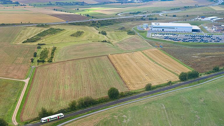 Der Gewerbepark an der A 71 wächst: Das Areal wird zwischen dem Parkplatz des Amazon-Verteilzentrums (rechts) und der Bahnlinie Schweinfurt-Meiningen erschlossen.