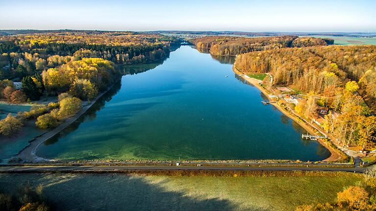 1,5 Millionen Kubikmeter Wasser befinden sich im Becken des Ellertshäuser Sees. Jetzt wurde der Stöpsel gezogen, das Becken läuft leer.