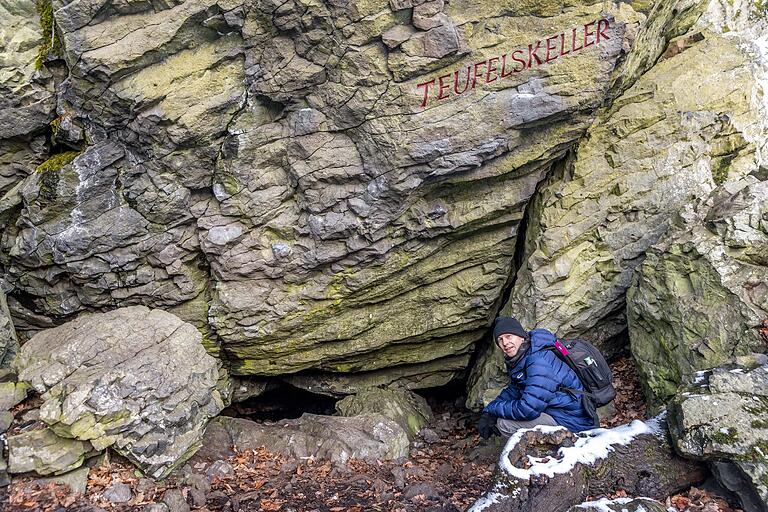 Der sagenumwobene Teufelskeller: Als der Felsbrocken weiter oben abbrach, kam er so zum Liegen, dass unter ihm eine kleine Höhle entstand. Und hier soll natürlich der Teufel sein Unwesen getrieben haben.