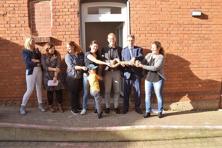 Im alten Schulhaus ist nun die Kinderkrippe entstanden. Architektin Daniela Rupsch (rechts) übergab symbolisch den Schlüssel an Bürgermeister Wolfgang Lampe, der ihn dann an Dekan Max von Egidy weiterreichte. Weiter ging der Schlüssel zu Sabrina Emmert, Kerstin Markert-Sorg (beide vom Kirchenvorstand), Krippenleiterin Tina Bornmann und Kindertagesstättenleiterin Corinna Bauer.