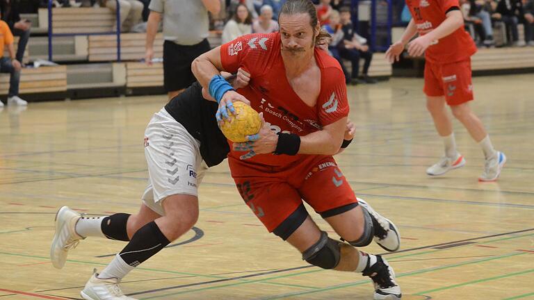 Griechisch-römisch oder Handball? Regensburgs Tim Vasold (verdeckt) packt gegen den Lohrer Franziskus Gerr zünftig zu. Griechisch-römisch oder Handball? Regensburgs Tim Vasold (verdeckt) packt gegen den Lohrer Franziskus Gerr zünftig zu.