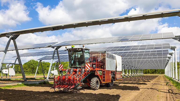 Gemischte Flächennutzung: In Niedersachsen beispielsweise hat die Firma AgroSolar Europe eine entsprechende Anlage errichtet. Im Landkreis Haßberge wäre sie wohl kleiner.