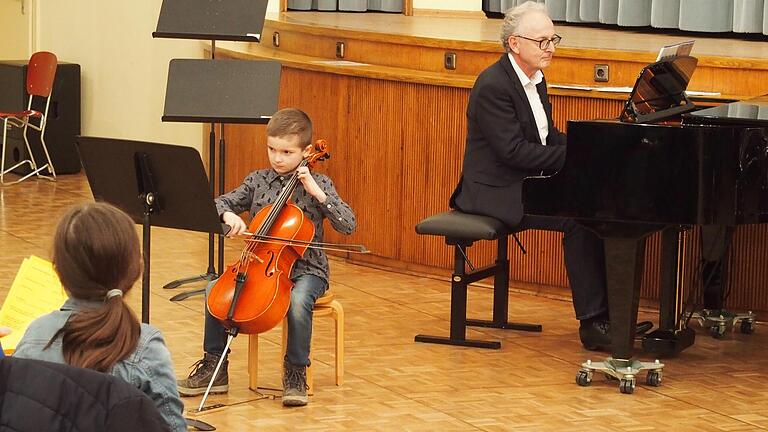 Roman Hebig (7 Jahre) mit dem Violoncello, begleitet von Musikschulleiter Mathias Weis am Flügel.