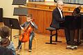 Roman Hebig (7 Jahre) mit dem Violoncello, begleitet von Musikschulleiter Mathias Weis am Flügel.