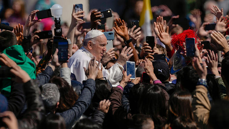 Ostermesse am Petersdom.jpeg       -  Papst Franziskus winkt von seinem Papamobil aus den Gläubigen zu, die sich am Ende der Ostermesse auf dem Petersplatz versammelt haben.