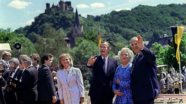 George Bush mit Helmut Kohl auf Rheintour       -  Auch auf dem Wasser standfest: Bush mit Kohl nebst Gattinnen auf dem Rhein. (Archivbild)