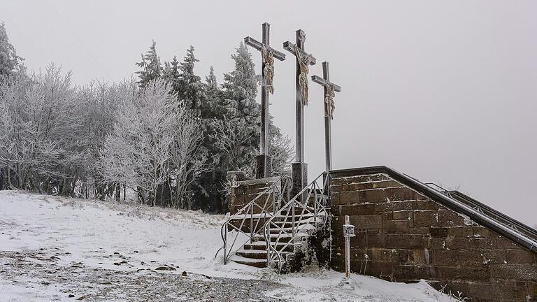 In Unterfranken hat am Donnerstag der Winter Einzug gehalten. Das Bild entstand am Kreuzberg in der Rhön.