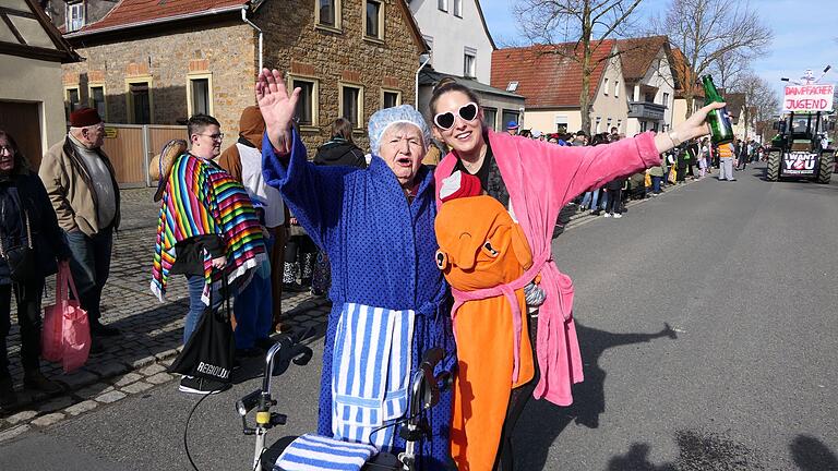Paula Brandenstein war mit ihren 90 Jahren die älteste Akteurin, ihr sechs Wochen alter Urenkel Oskar der jüngste Teilnehmer. Allerdings verschlief er den Zug in der Bauchtrage seiner Mama Thekla Selig. Paula Brandenstein war mit ihren 90 Jahren die älteste Akteurin, ihr sechs Wochen alter Urenkel Oskar der jüngste Teilnehmer. Allerdings verschlief er den Zug in der Bauchtrage seiner Mama Thekla Selig.