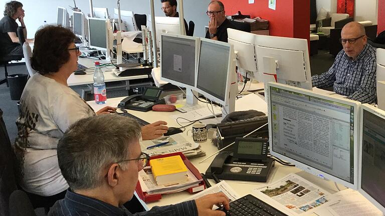 NewsdeskAktuelles am 9. Mai 2017       -  Die Arbeit von Journalisten und von Redaktionen soll transparent sein, das kann Medienvertrauen verbessern.Hier ein Blick auf auf einen Teil des Newsdesks in Würzburg aus dem Jahr 2017. Ein aktuelles Foto würde zeigen, dass dort einiges verändert worden ist.  Foto: Sahlender