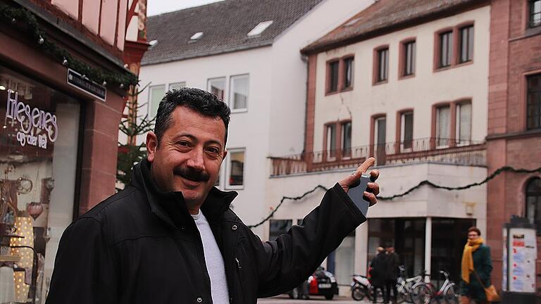 Lange leer stehend, zuletzt als Ausweichquartier von der Raiffeisenbank genutzt: Das Anwesen mit dem markanten Balkon in der Turmstraße 2 will der neue Eigentümer Ali Boyrazli sanieren und im Erdgeschoss eine neue Gaststätte eröffnen.