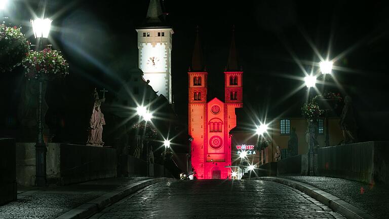 Im Würzburger Kiliansdom - hier im Rahmen der Aktion 'Night of Light' am 20. Juni rot beleuchtet - gibt es am Wochenende eine Stummfilmvorführung mit Orgelbegleitung.