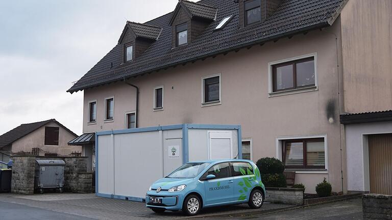 Die Hausärzte-Praxis Burgpreppach ist in einem Haus in der Gemeinfelder Straße beheimatet. Ein Facebook-Post der örtlichen Hausärzte sorgte jüngst in der Gemeinde für großes Aufsehen. Die Hausärzte-Praxis Burgpreppach ist in einem Haus in der Gemeinfelder Straße beheimatet. Ein Facebook-Post der örtlichen Hausärzte sorgte jüngst in der Gemeinde für großes Aufsehen.