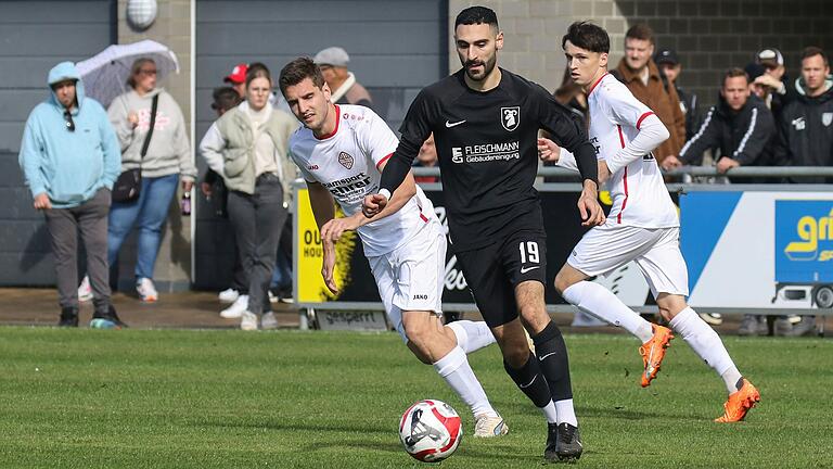 Giebelstadts Johann Daoud (vorne) entschied das Kreisliga-Spitzenspiel mit seinem Kopfball-Treffer in der Schlussphase.