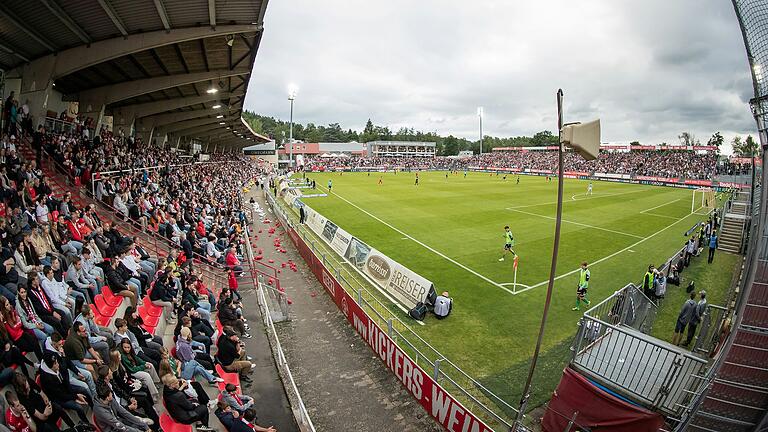 Das Dach der Haupttribüne im Kickers-Stadion am Dallenberg soll demnächst mit Hilfe eines Investors erneuert werden. Das Dach der Haupttribüne im Kickers-Stadion am Dallenberg soll demnächst mit Hilfe eines Investors erneuert werden.