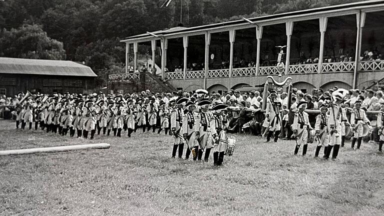 Ankedoten rund um den Reiterverein Bad Kissingen - Die Dinkelsbühler Knabenkapelle, hier bei einem Auftritt auf dem Turniergelände in der Au, diente als Vorbild für das Jugendmusikkorps Bad Kissingen. Ankedoten rund um den Reiterverein Bad Kissingen - Die Dinkelsbühler Knabenkapelle, hier bei einem Auftritt auf dem Turniergelände in der Au, diente als Vorbild für das Jugendmusikkorps Bad Kissingen.