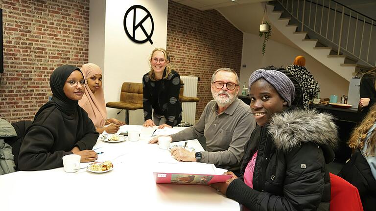 Jeden Montag bietet der ehrenamtlich tätige Helferkreis eine Beratung und verschiedene Angebote wie Sprachkurse für hilfsbedürftige Menschen und Flüchtlinge im Kreativquartier an. Der 'Geo-Treff' sucht aufgrund der Schließung der Einrichtung gerade neue Räume zum Anmieten. Jeden Montag bietet der ehrenamtlich tätige Helferkreis eine Beratung und verschiedene Angebote wie Sprachkurse für hilfsbedürftige Menschen und Flüchtlinge im Kreativquartier an. Der 'Geo-Treff' sucht aufgrund der Schließung der Einrichtung gerade neue Räume zum Anmieten.