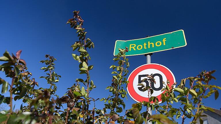 Erinnerung in Hundsfeld - Blick auf den Ortseingang von Rothof bei Rottendorf am Mittwoch (10.10.18). Vor 80 Jahren wurden die Bewohner des Ortes Hundsfeld für die Errichtung des Truppenübungsplatzes abgesiedelt. 18 Familien fanden in neugebauten Häusern in Rothof bei Rottendorf eine neue Heimat. Erinnerung in Hundsfeld - Blick auf den Ortseingang von Rothof bei Rottendorf am Mittwoch (10.10.18). Vor 80 Jahren wurden die Bewohner des Ortes Hundsfeld für die Errichtung des Truppenübungsplatzes abgesiedelt. 18 Familien fanden in neugebauten Häusern in Rothof bei Rottendorf eine neue Heimat.