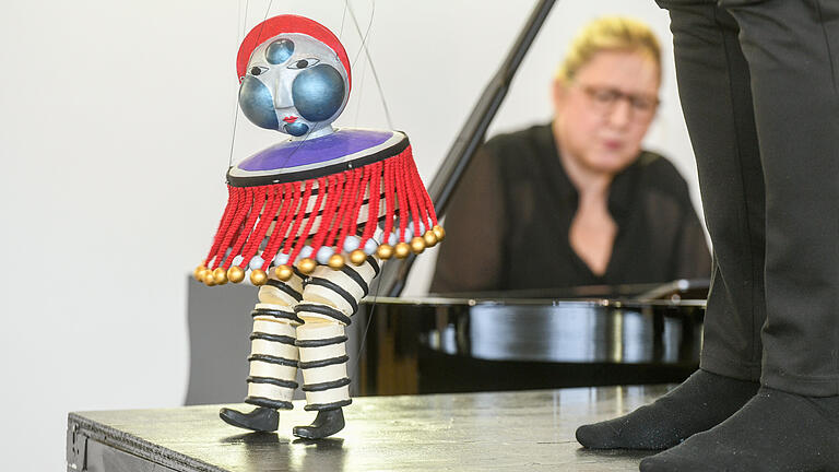 Mozartfest, das heißt auch Puppenspiel: Hier aufgeführt mit Pianistin Ragna Schirmer (hinten) bei der Pressekonferenz in Würzburg.