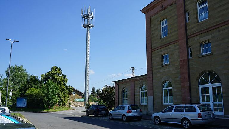 Abgelehnt: Am Ostbahnhof in Würzburg-Heidingsfeld steht seit zwei Jahren ein neuer Mobilfunkmast der Deutschen Telekom. Den Bau eines weiteren in der Eisenbahnstraße lehnte der Bau- und Ordnungsausschuss jetzt ab.