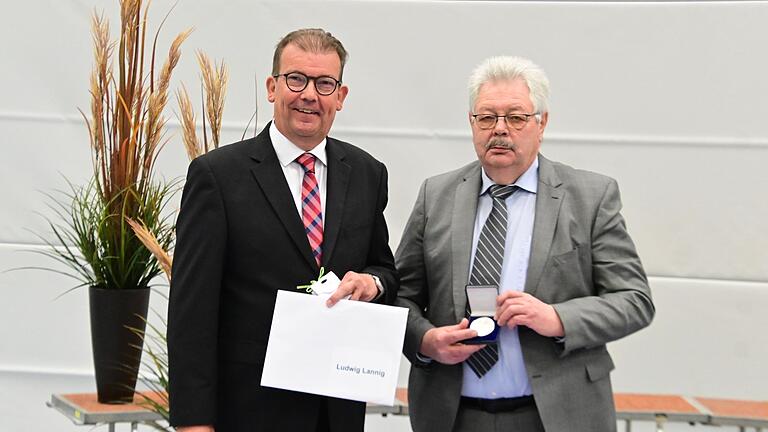 Für seinen langjährigen Einsatz für die Gesellschaft bekam Ludwig Lannig (rechts) von Bürgermeister Klaus Schmidt die silberne Gemeindeplakette überreicht.