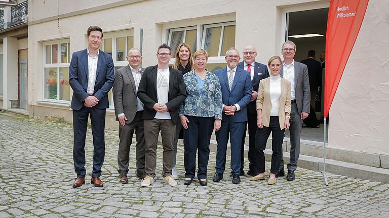 Sie freuen sich über das Campus Stüble der Dualen Hochschule Mosbach am Campus Bad Mergentheim: die Rednerinnen und Redner der Eröffnungsveranstaltung und Unterstützende der neuen Begegnungsstätte für Studierende.