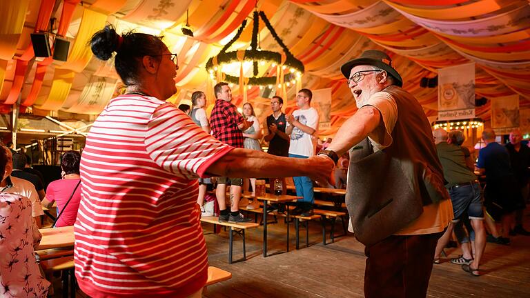 Voller Platz und gute Stimmung im Zelt: Schöner Ausklang bei der Spessartfestwoche in Lohr am Sonntag. Voller Platz und gute Stimmung im Zelt: Schöner Ausklang bei der Spessartfestwoche in Lohr am Sonntag.