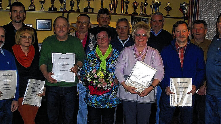 Treue zum Verein: Langjährige Vereinsmitglieder des TSV Prichsenstadt wurden vom Vorsitzenden Christian Friedrich (hinten links) geehrt (von links): Heinz Hartmann, Monika Hartmann, Hans Schröter, Richard Kistner, Renate Schröter, Heinrich Rauh, Gerd Thiele, Richarda Kistner, Herbert Czekalla, Jürgen Zidek, Gerhard Lang und Robert Lang.