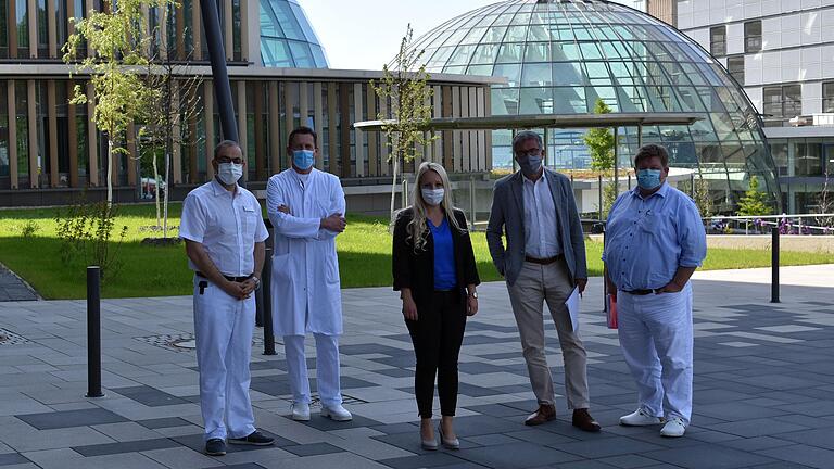 Sie erläuterten, wie die vergangenen Corona-Wochen am Rhön-Klinikum Campus abliefen. (Von links) Dr. Hassan Soda, Dr. Michael Schneider, Stefanie Straub, Prof. Bernd Griewing und Dr. Michael Dinkel.